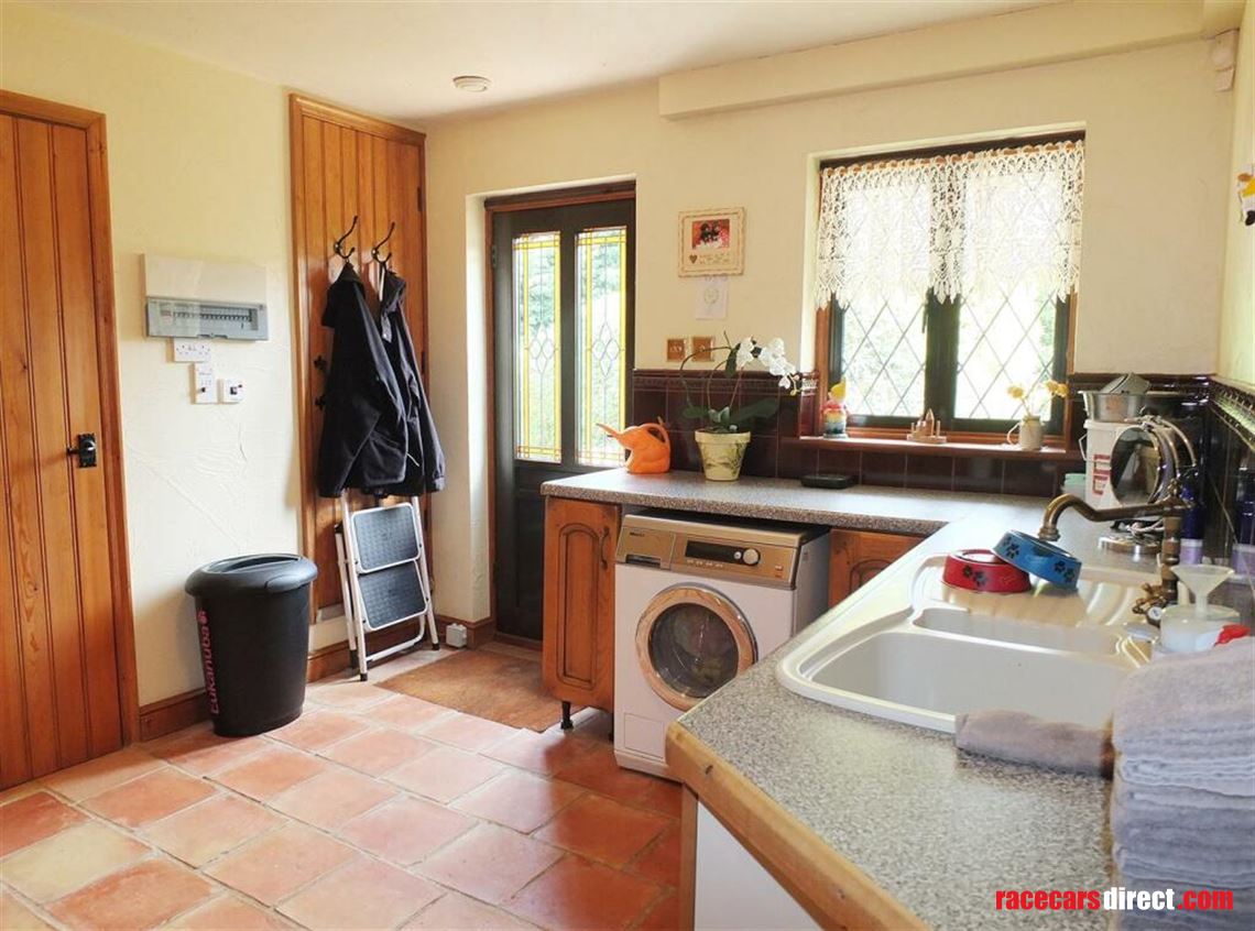 5-bed-house-with-workshops-storage-hgv-access