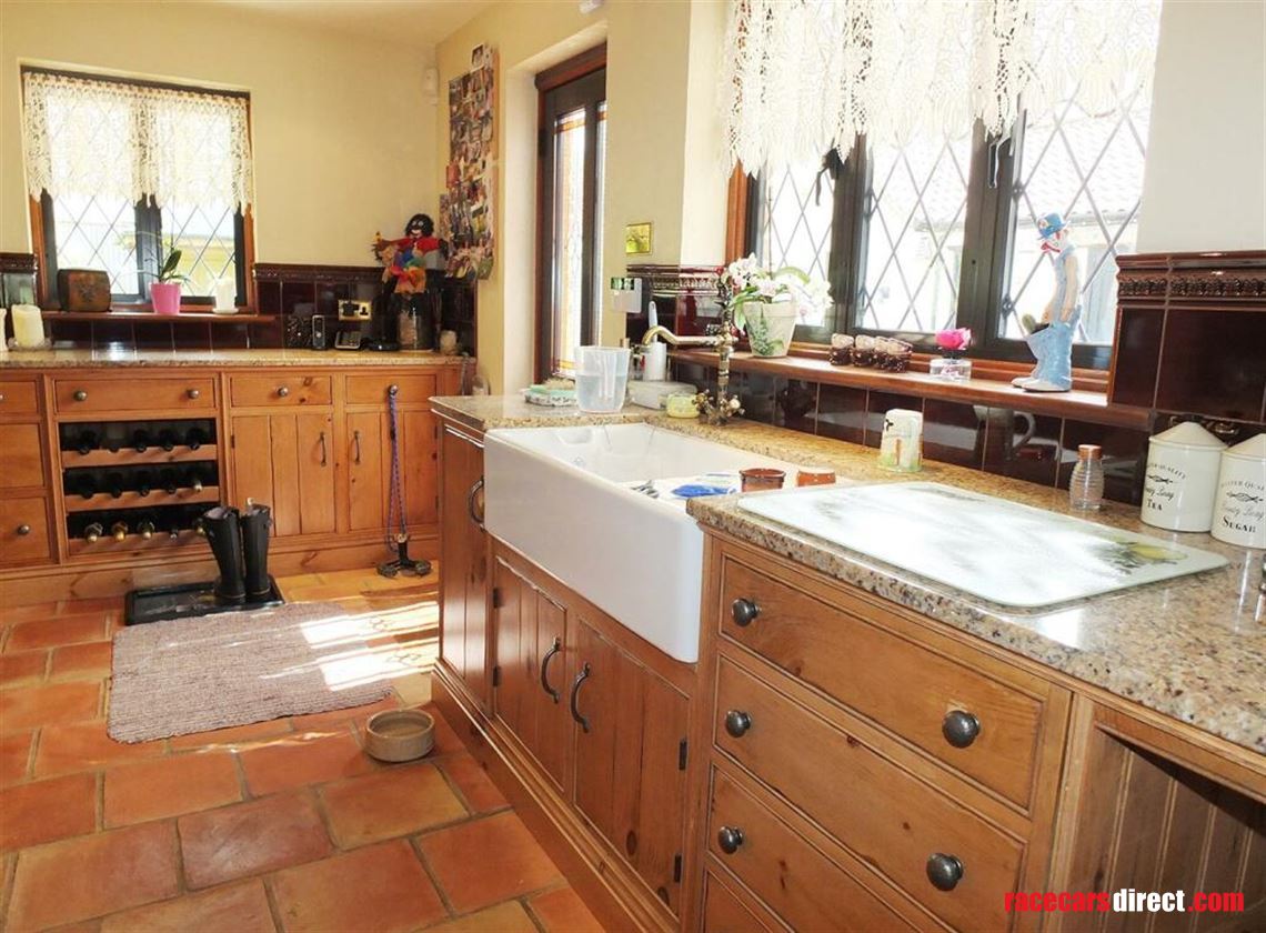 5-bed-house-with-workshops-storage-hgv-access