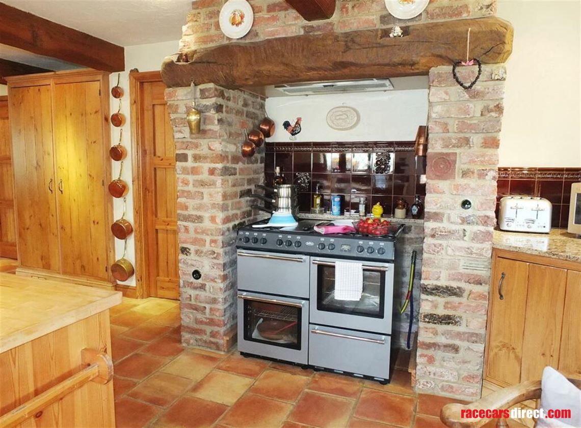 5-bed-house-with-workshops-storage-hgv-access