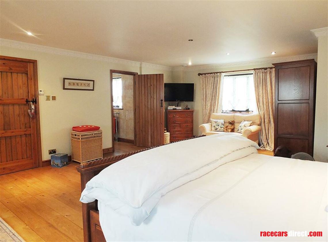 5-bed-house-with-workshops-storage-hgv-access