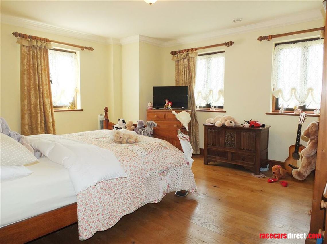 5-bed-house-with-workshops-storage-hgv-access