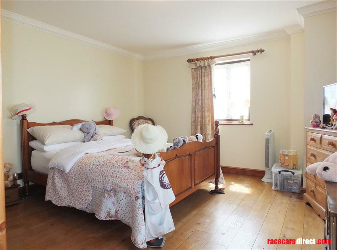 5-bed-house-with-workshops-storage-hgv-access