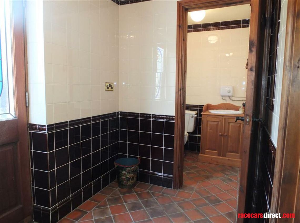 5-bed-house-with-workshops-storage-hgv-access