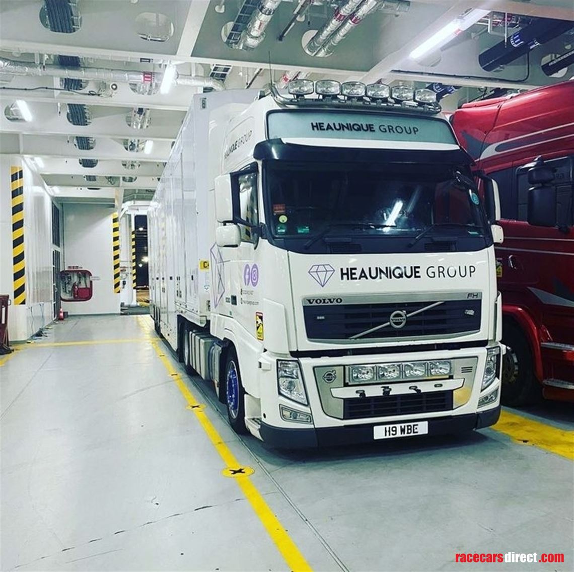 6-car-enclosed-transport-and-tractor-unit-ful