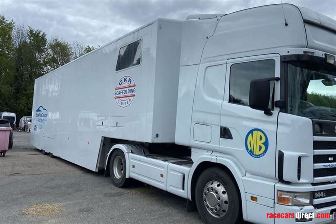 race-trailer-with-large-awning