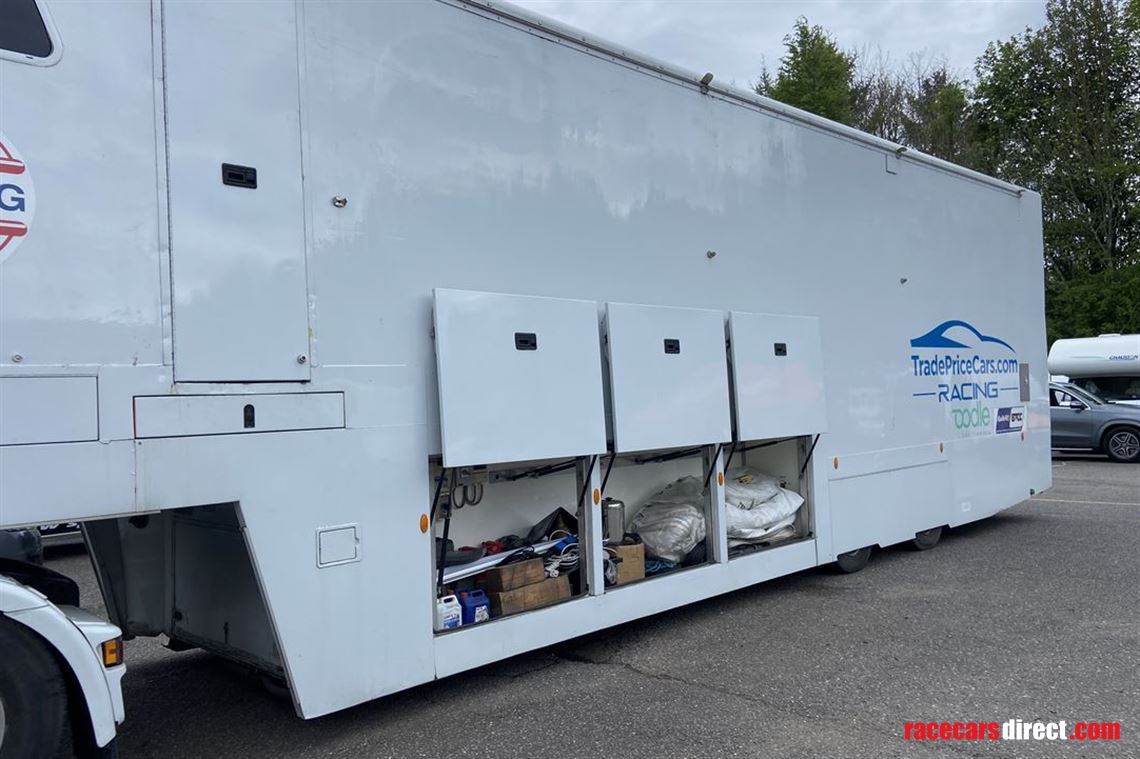 race-trailer-with-large-awning