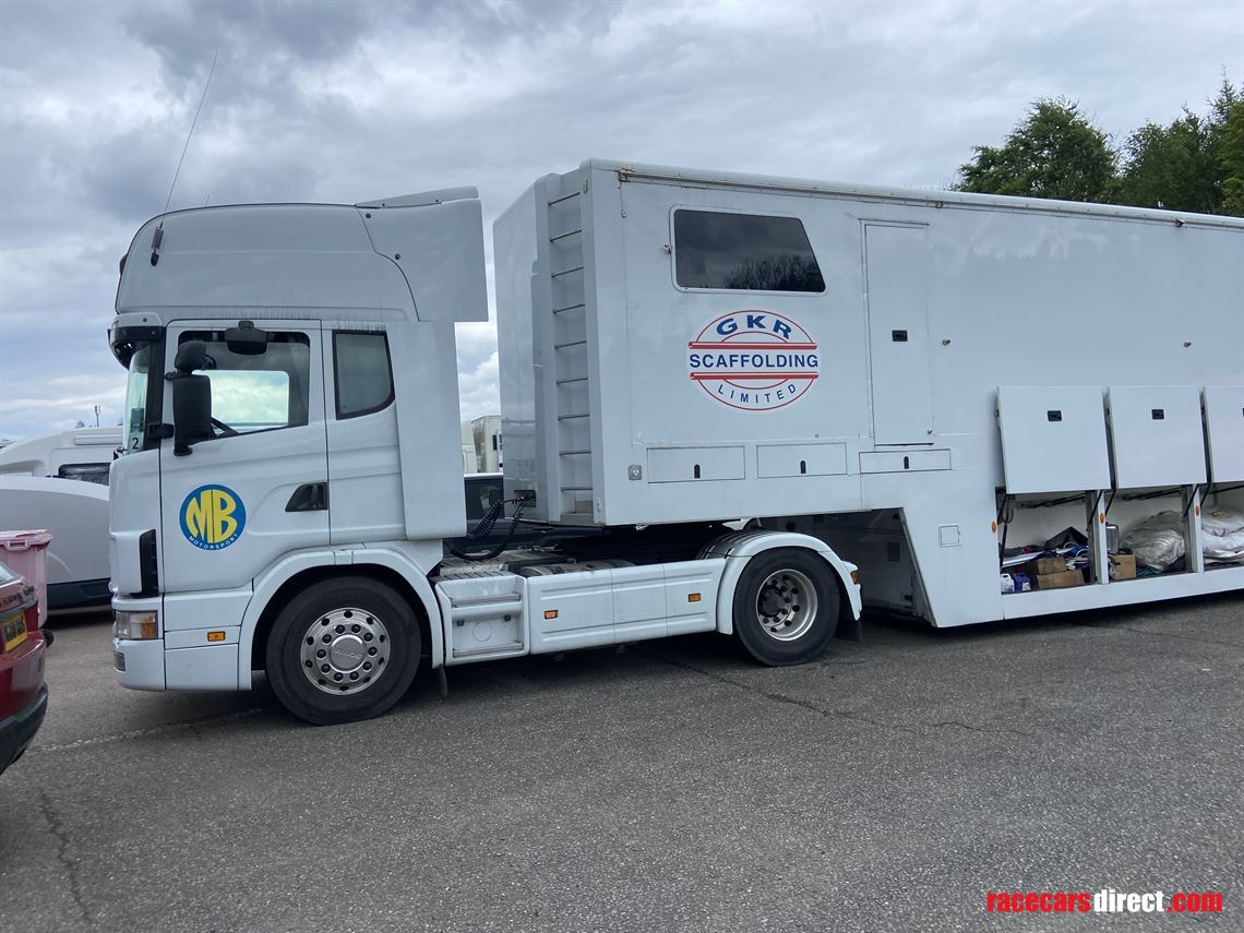 race-trailer-with-large-awning