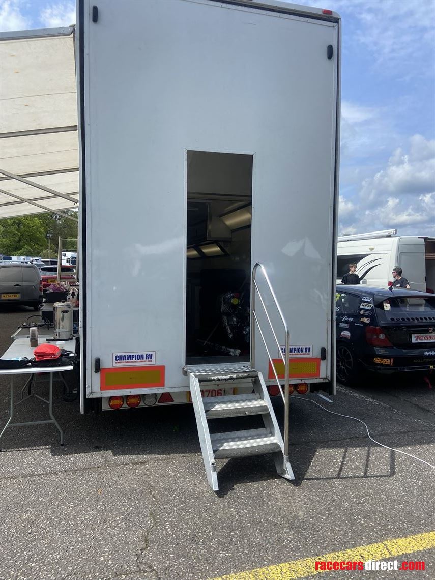 race-trailer-with-large-awning