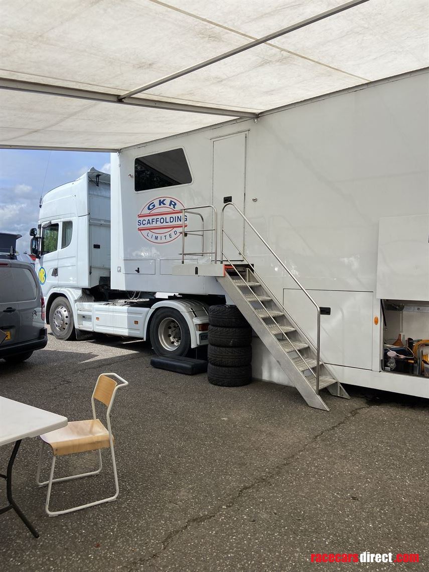 race-trailer-with-large-awning