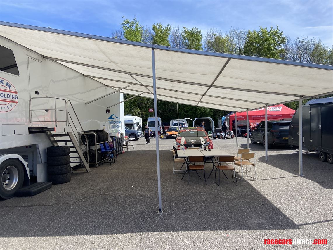 race-trailer-with-large-awning