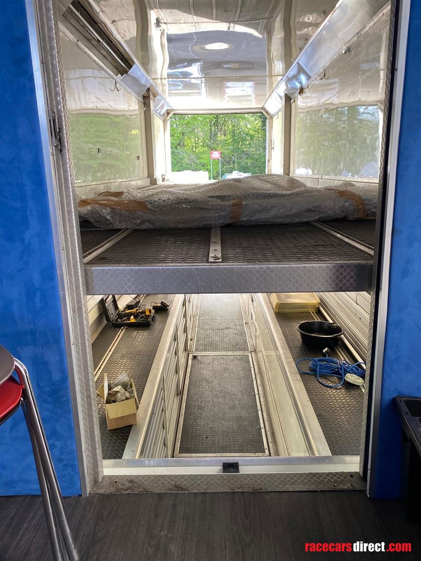 race-trailer-with-large-awning