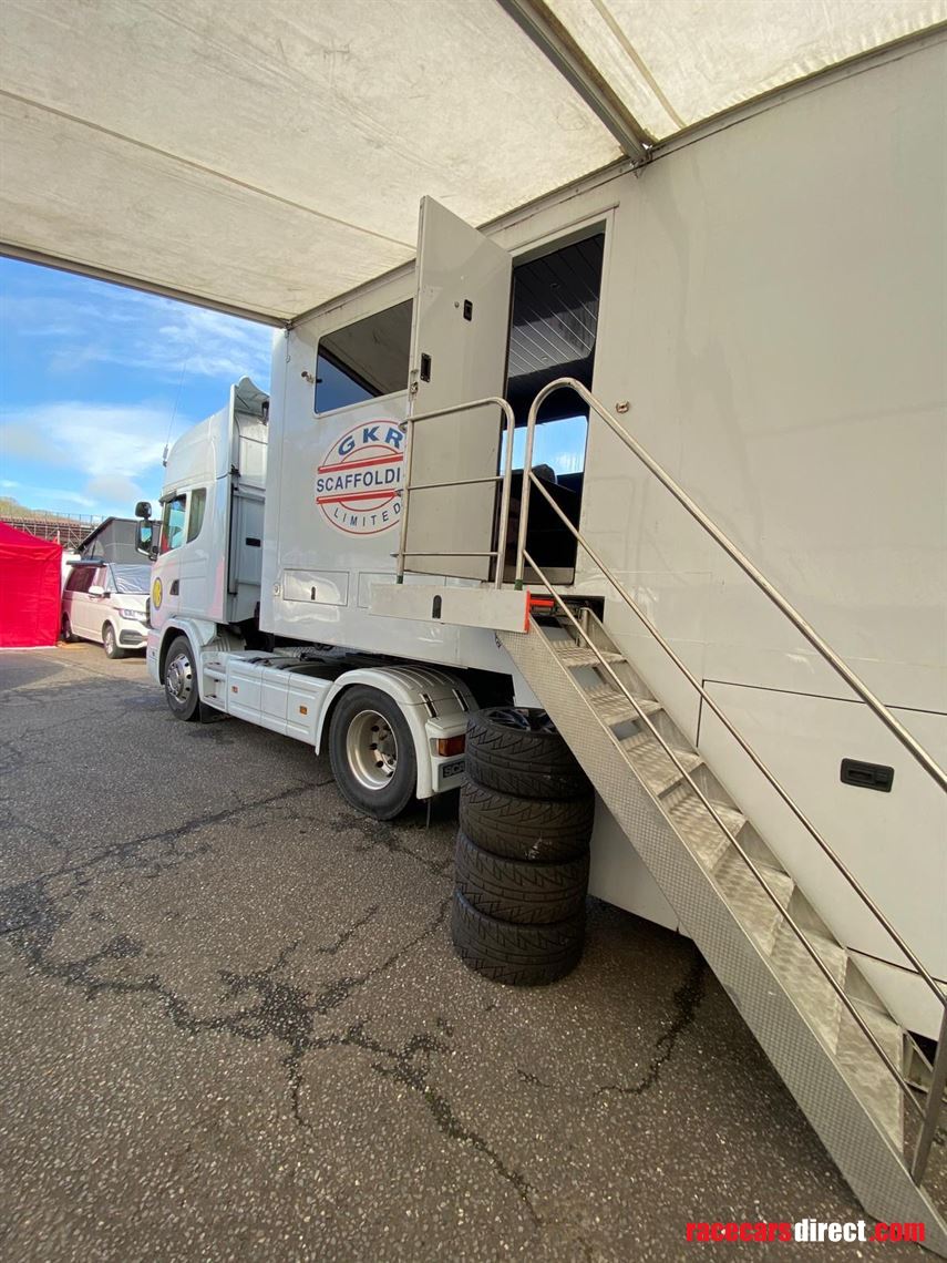 race-trailer-with-large-awning