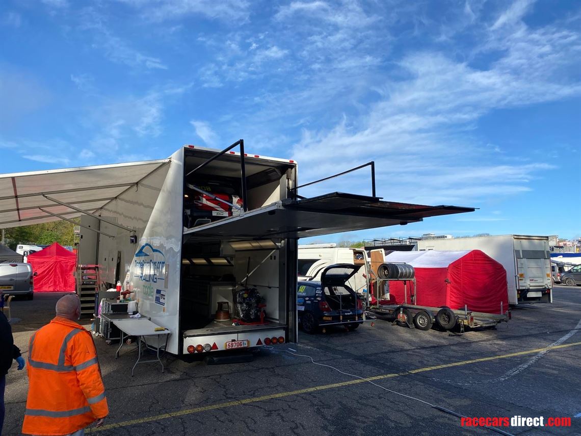 race-trailer-with-large-awning