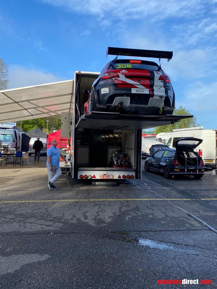 race-trailer-with-large-awning