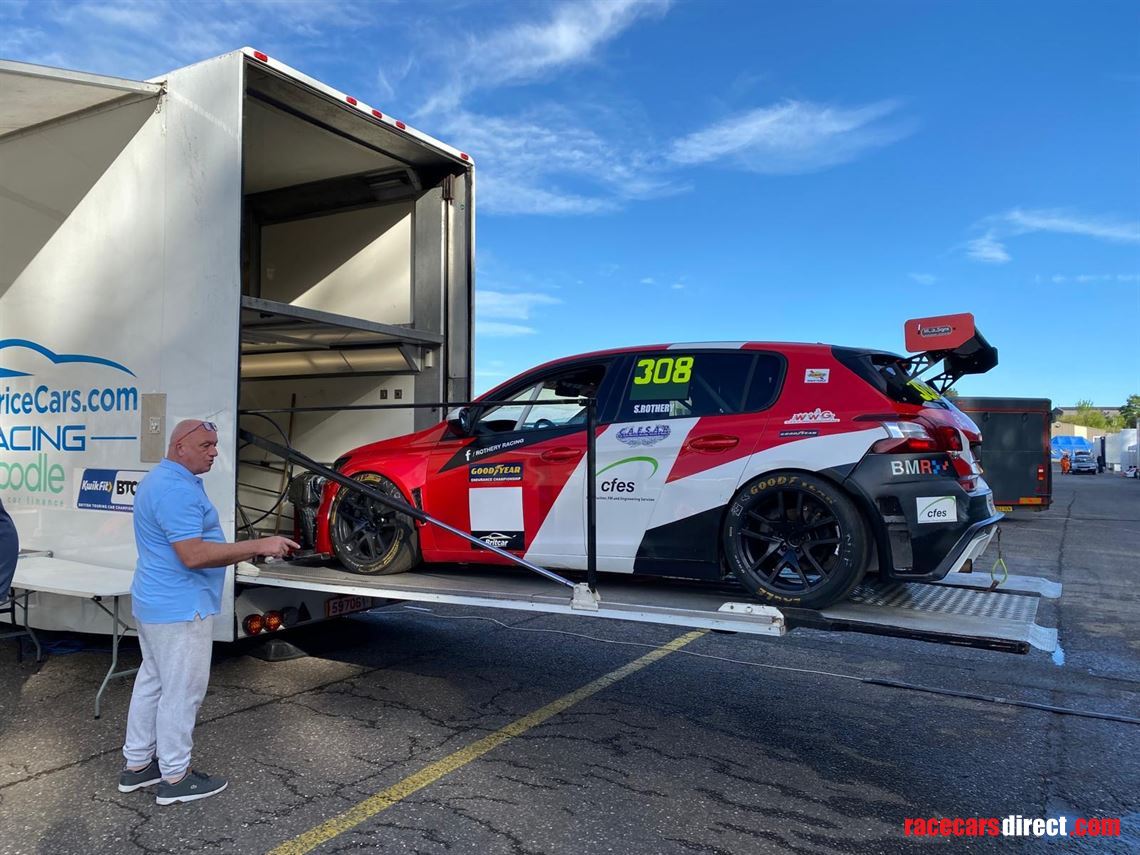 race-trailer-with-large-awning