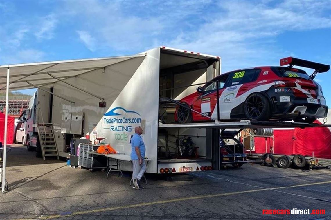 race-trailer-with-large-awning