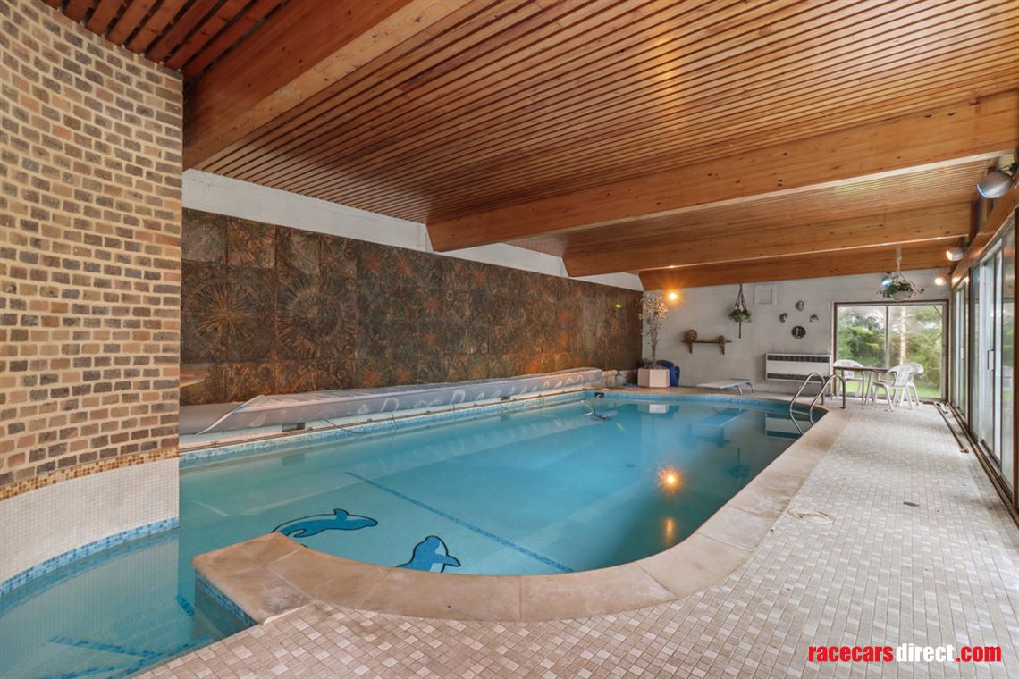 five-bed-house-with-10-car-garaging