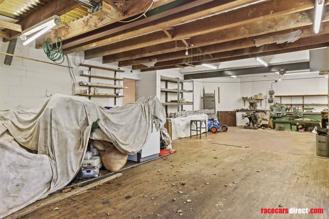 five-bed-house-with-10-car-garaging