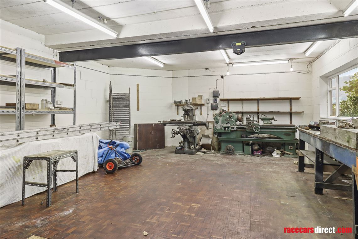 five-bed-house-with-10-car-garaging