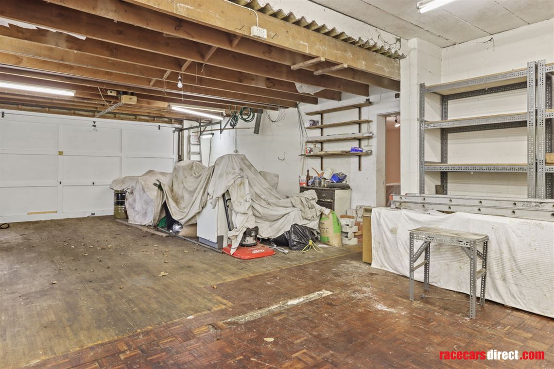 five-bed-house-with-10-car-garaging