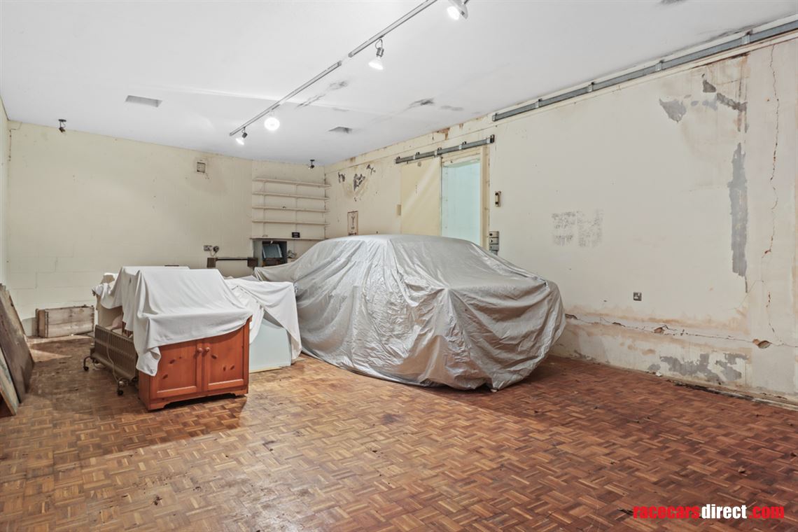 five-bed-house-with-10-car-garaging