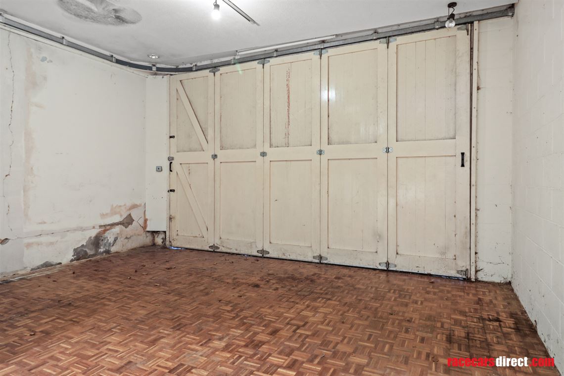 five-bed-house-with-10-car-garaging