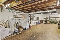 five-bed-house-with-10-car-garaging