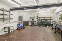 five-bed-house-with-10-car-garaging