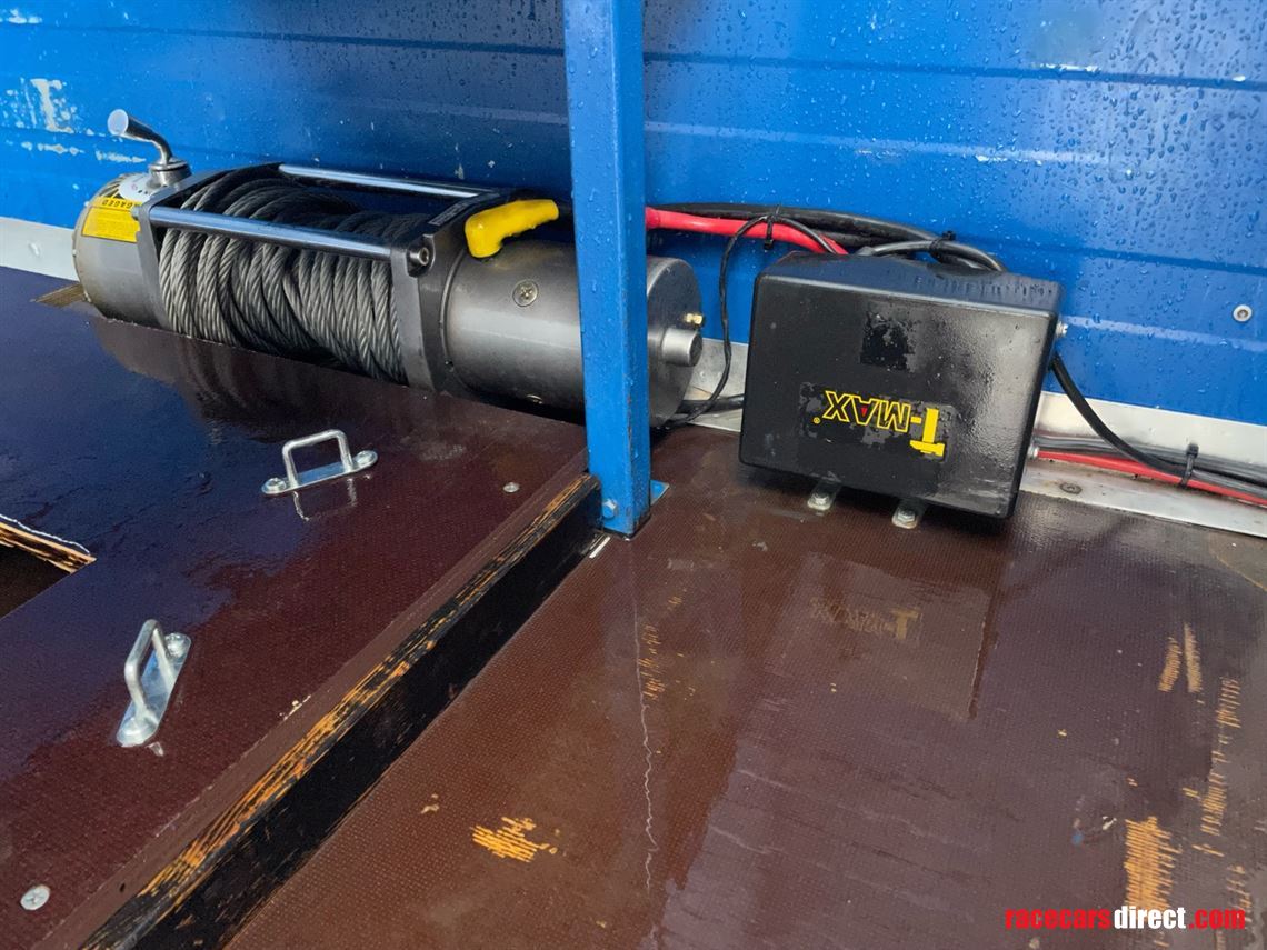 agados-car-trailer-enclosed-transporter