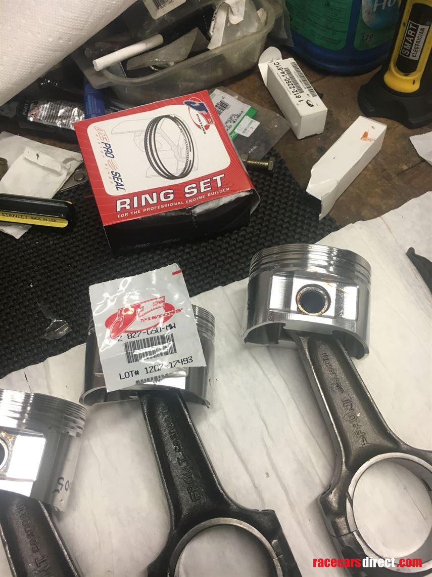 J & E pistons on the rods with correct  J & E wire wrist pin clips