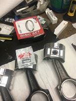 J & E pistons on the rods with correct  J & E wire wrist pin clips