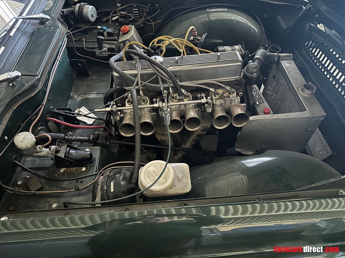 triumph-tr6-historic-race-car