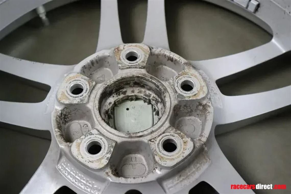 porsche-panamera-19-inch-turbo-wheels-with-wi