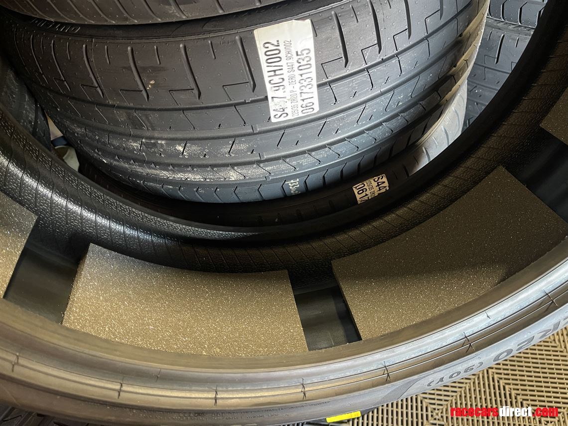 mc-mclaren-2253520-tyres