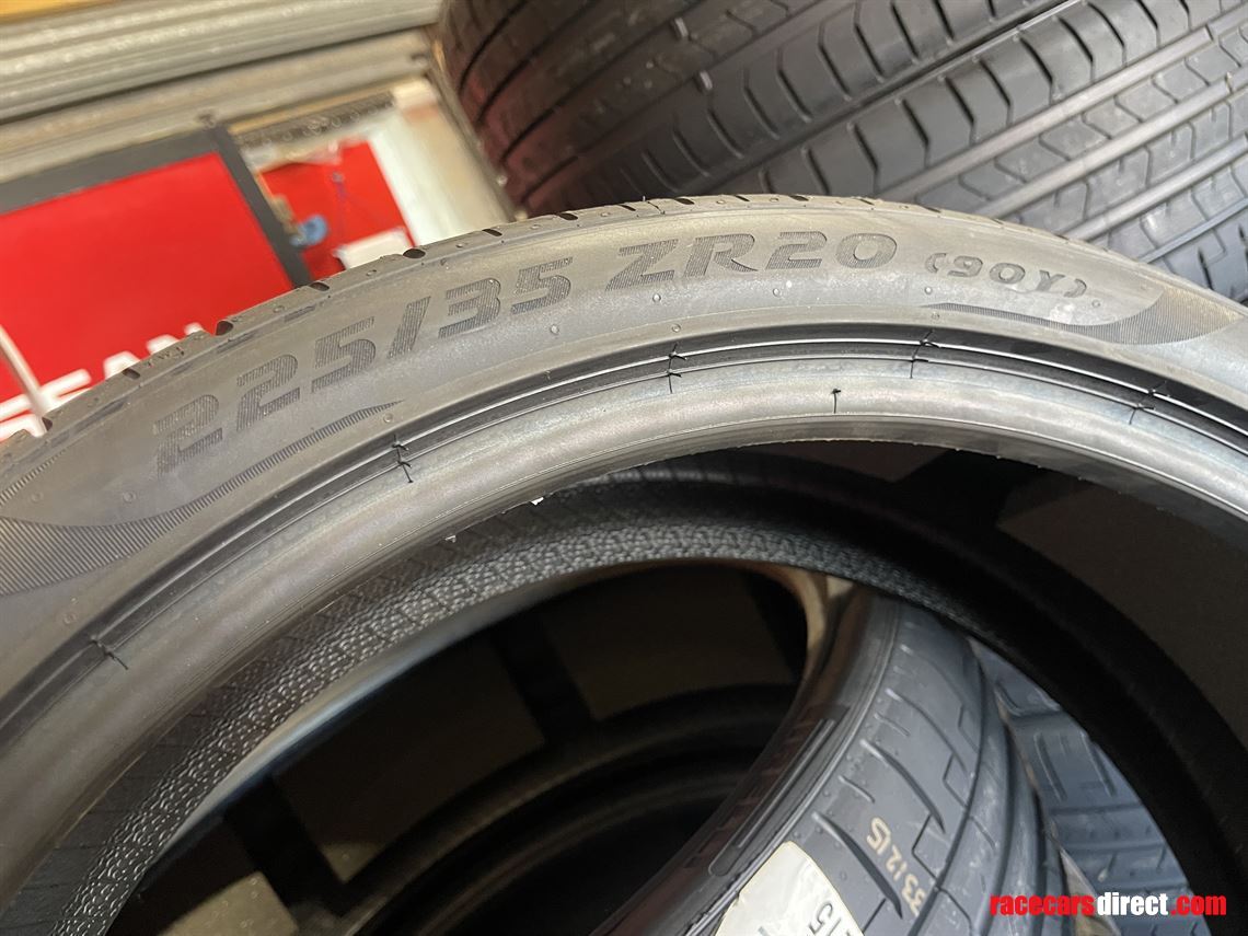 mc-mclaren-2253520-tyres