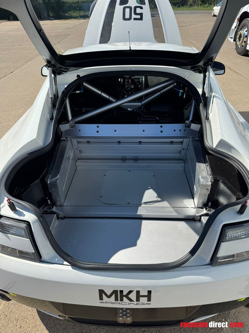 2016-aston-martin-vantage-gt4---r15-106