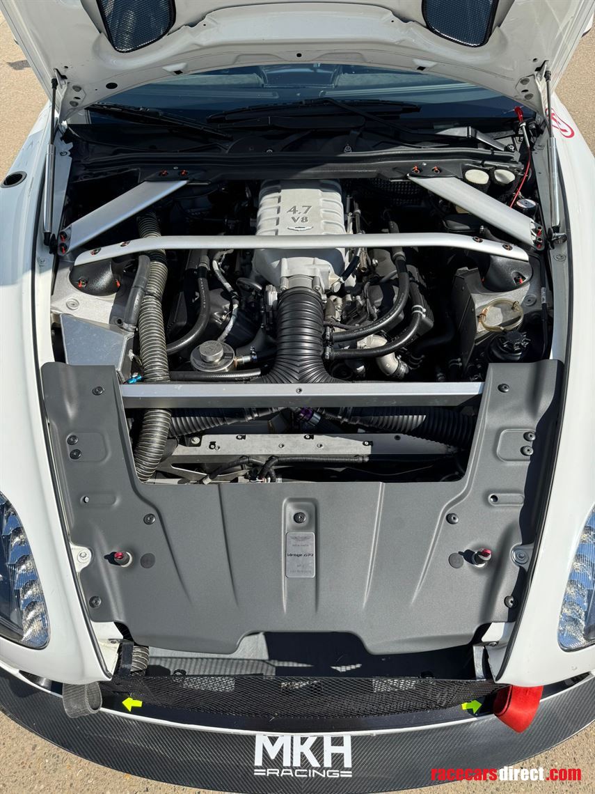 2016-aston-martin-vantage-gt4---r15-106