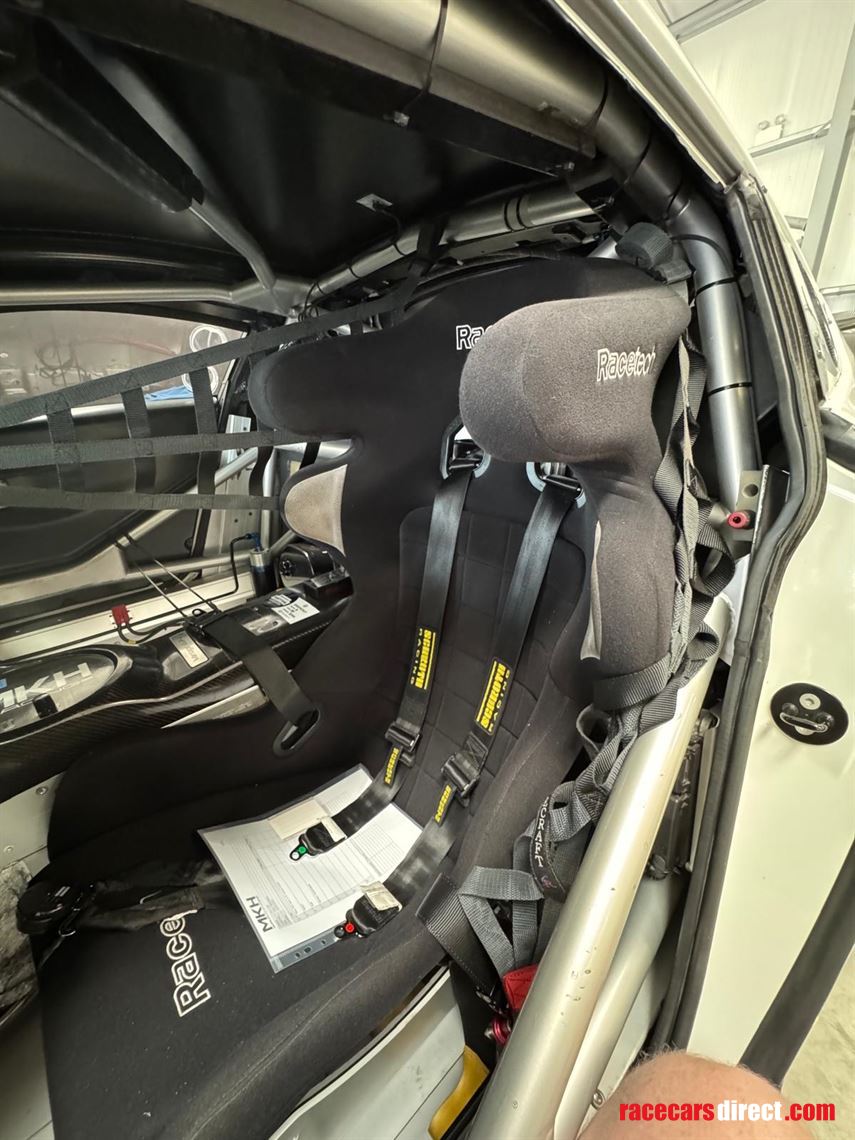 2016-aston-martin-vantage-gt4---r15-106