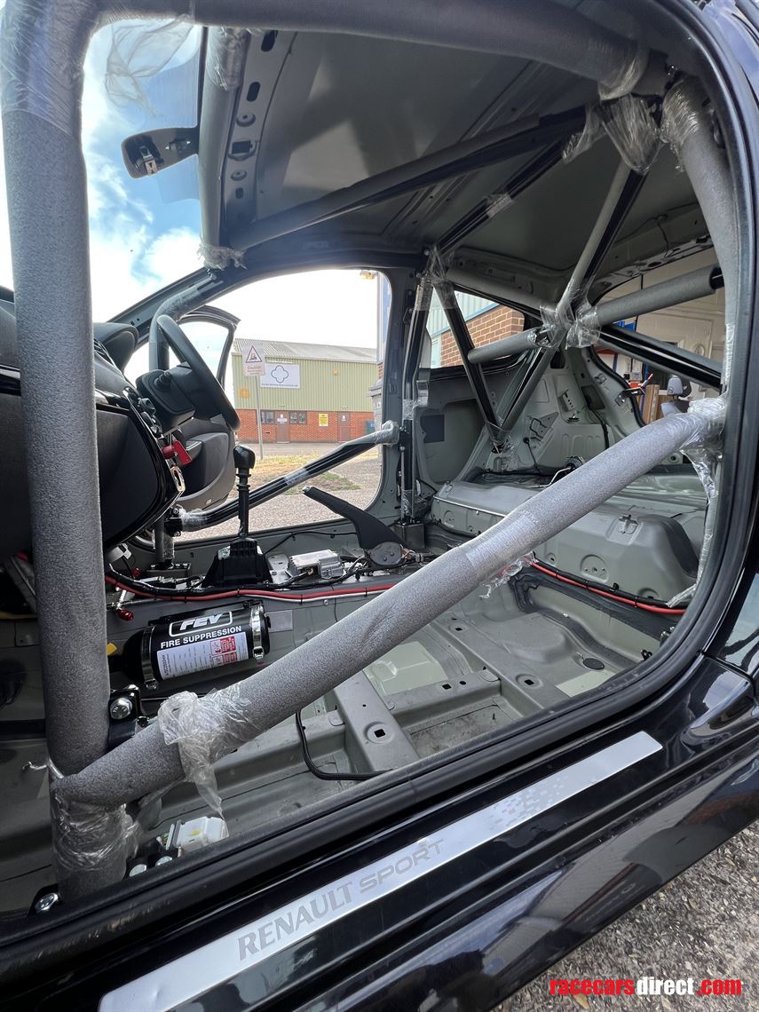 renault-clio-197-road-legal-track-car