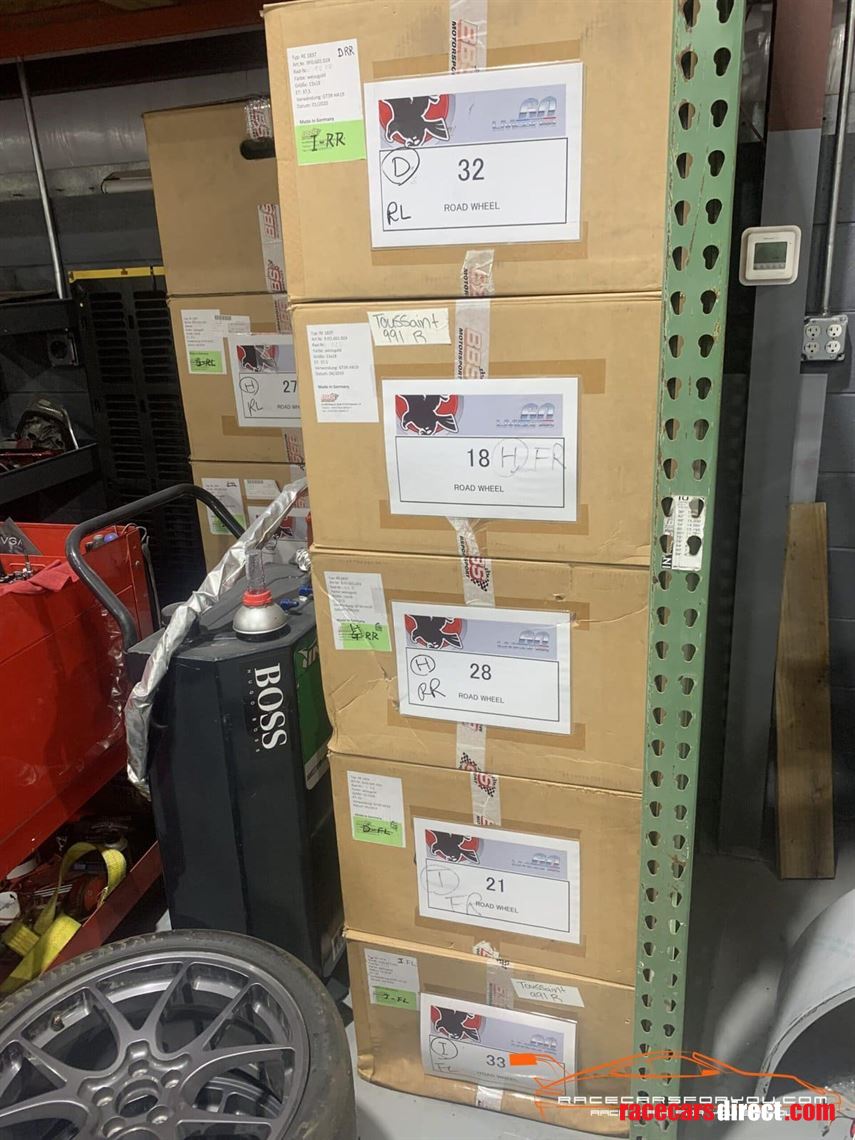 porsche-9912-gt3r-w-many-spares