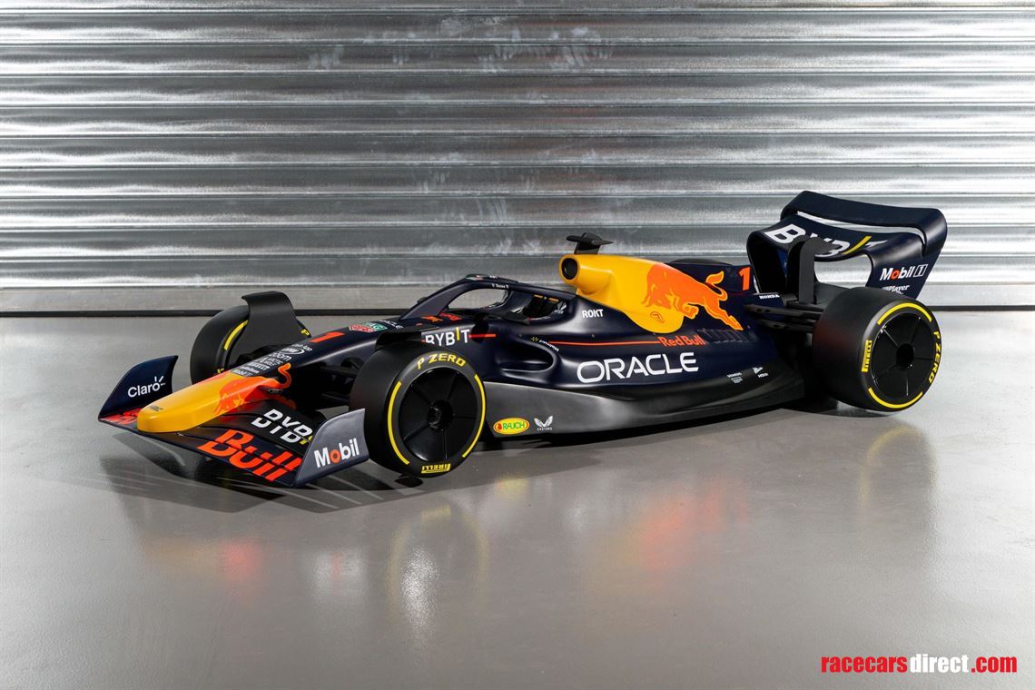red-bull-rb18-display-model-verstappen-half-s
