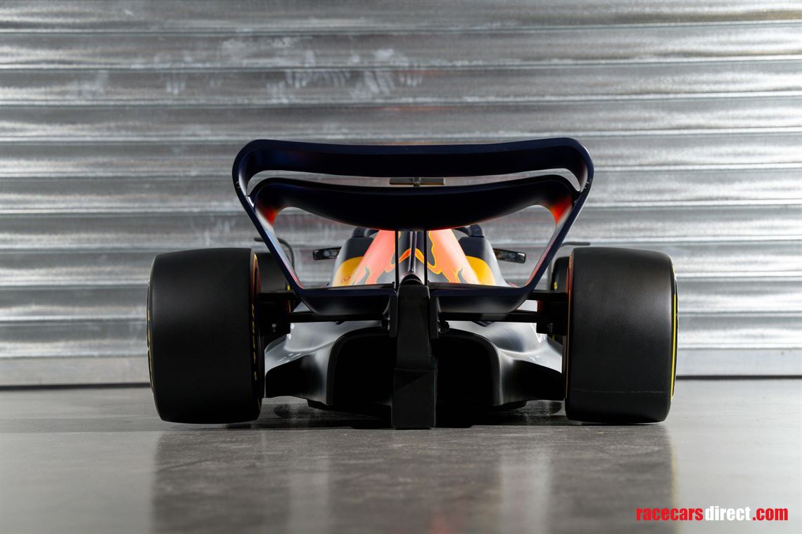 red-bull-rb18-display-model-verstappen-half-s