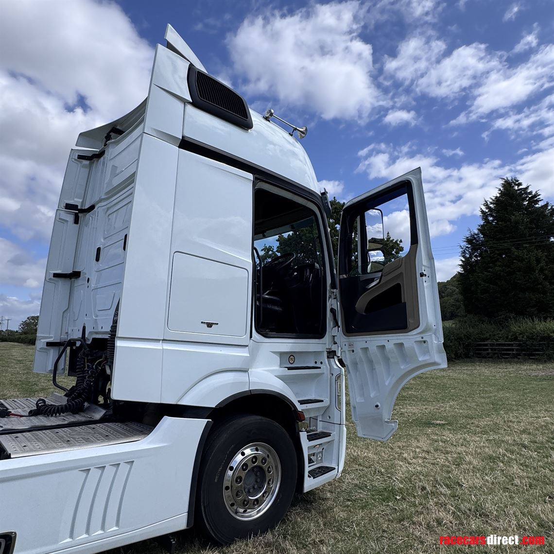 merecedes-giga-space-on-ali-wheels-and-super