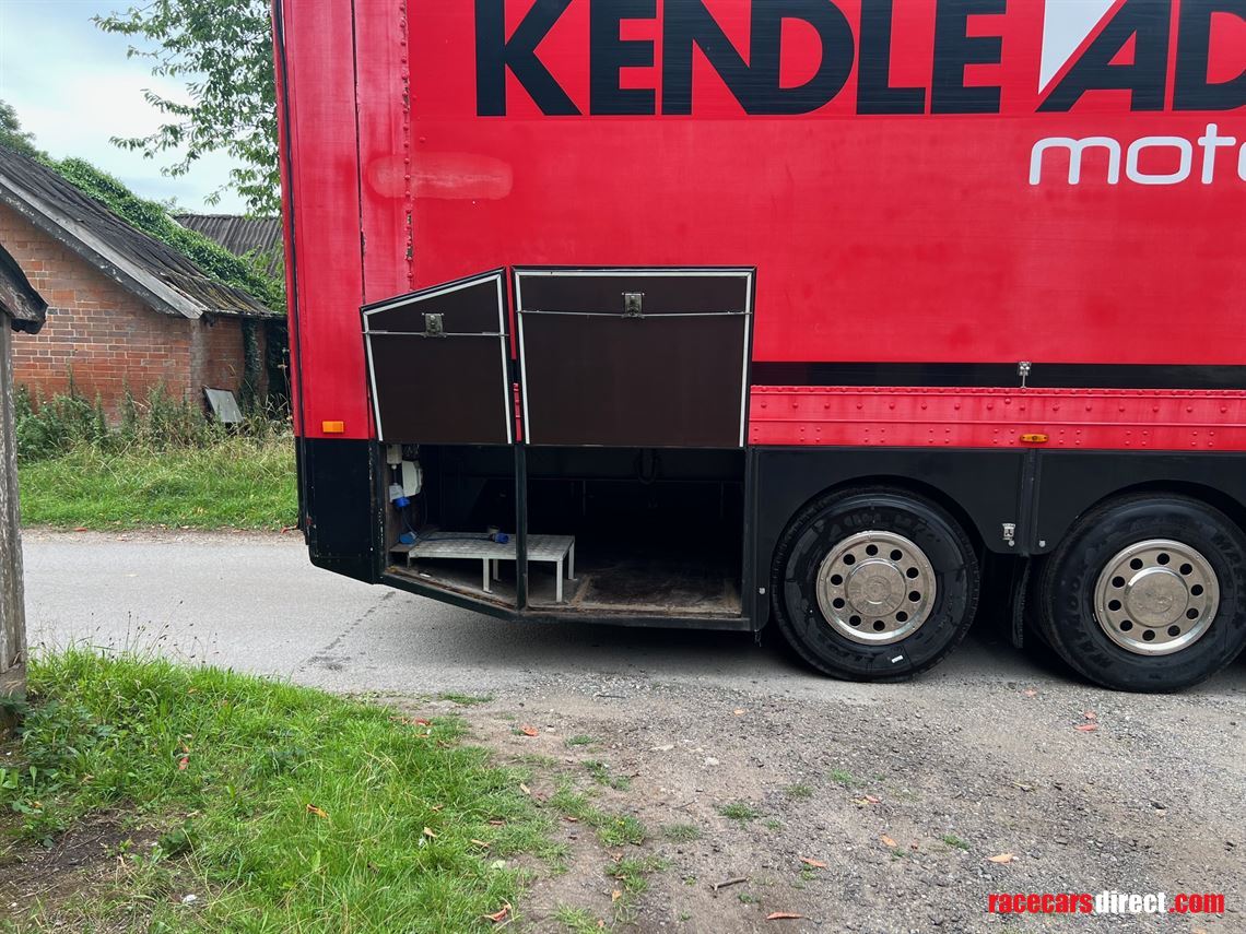 race-trailer-4-5-cars-with-hospitality-and-st