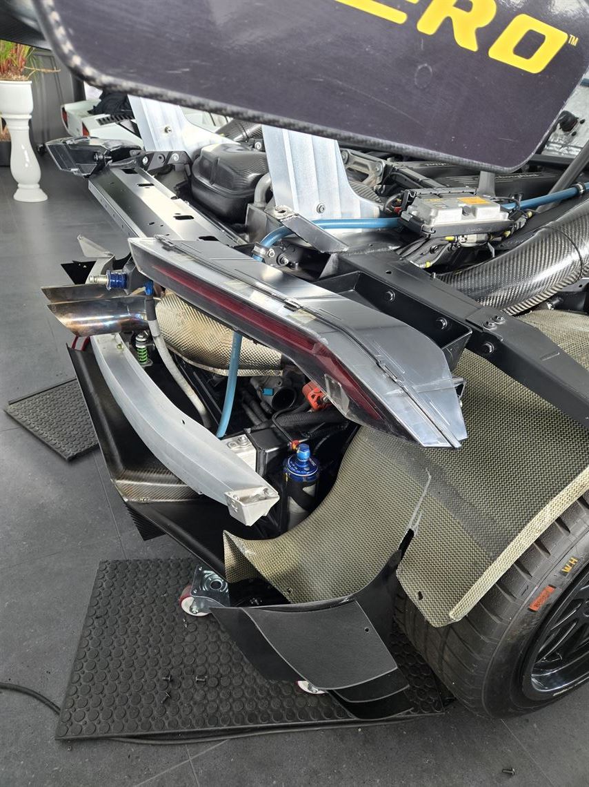 lamborghini-huracan-super-trofeo-2016-low-mil