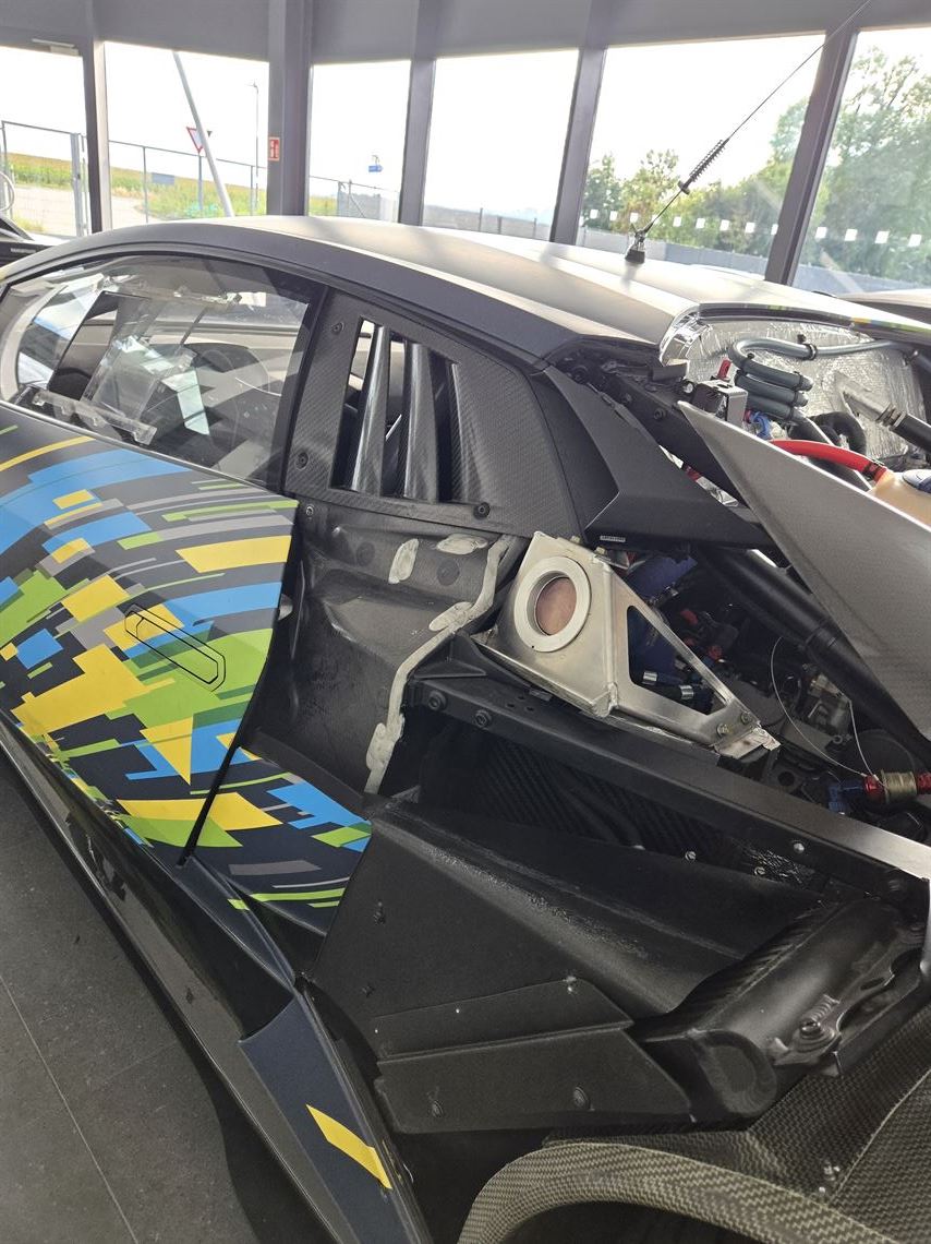 lamborghini-huracan-super-trofeo-2016-low-mil