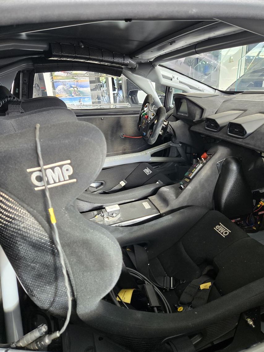 lamborghini-huracan-super-trofeo-2016-low-mil