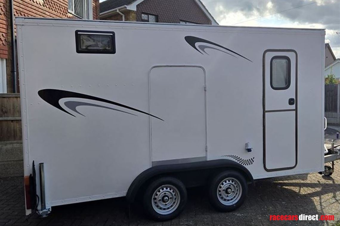enclosed-trailer-and-accommodation