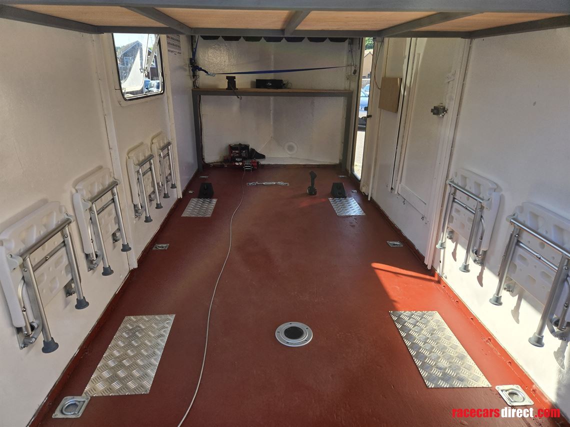 enclosed-trailer-and-accommodation