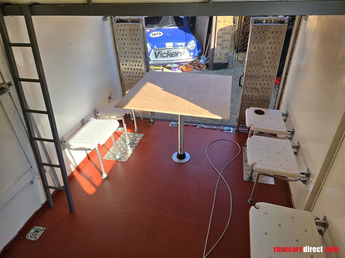 enclosed-trailer-and-accommodation